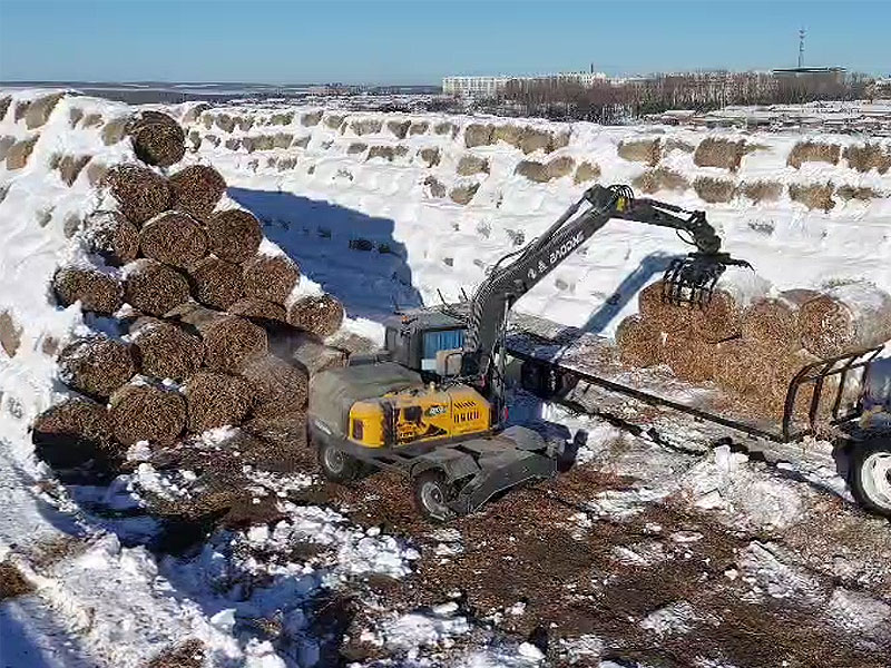 銀裝素裹，寶鼎抓草機冬日裝卸草垛